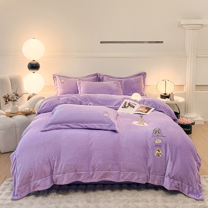 91家纺网 家纺一手货源 找家纺 （总）控价 2025年新款240克全消光A类刺绣牛奶绒四件套-伊菲