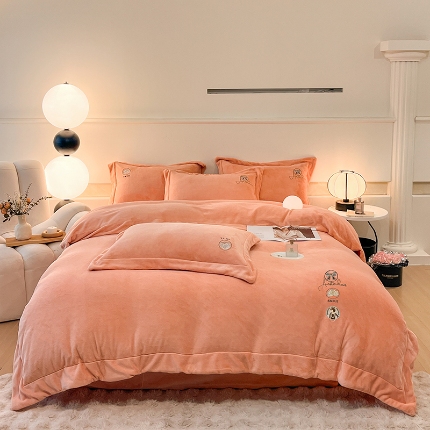 91家纺网 家纺一手货源 找家纺 （总）控价 2025年新款240克全消光A类刺绣牛奶绒四件套-伊菲