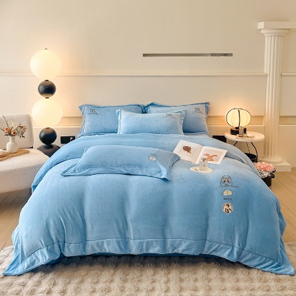 91家纺网 家纺一手货源 找家纺 （总）控价 2025年新款240克全消光A类刺绣牛奶绒四件套-伊菲