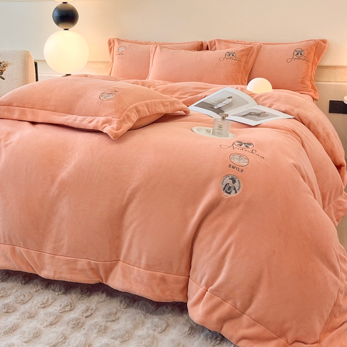 91家纺网 家纺一手货源 找家纺 （总）控价 2025年新款240克全消光A类刺绣牛奶绒四件套-伊菲