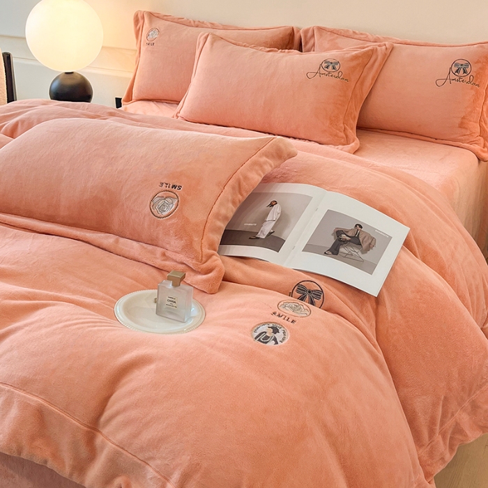 91家纺网 家纺一手货源 找家纺 （总）控价 2025年新款240克全消光A类刺绣牛奶绒四件套-伊菲