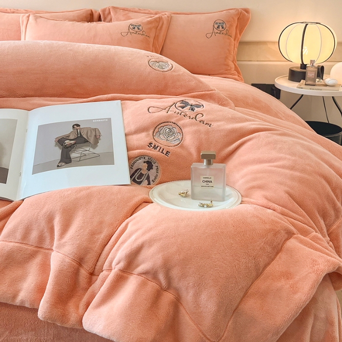 91家纺网 家纺一手货源 找家纺 （总）控价 2025年新款240克全消光A类刺绣牛奶绒四件套-伊菲