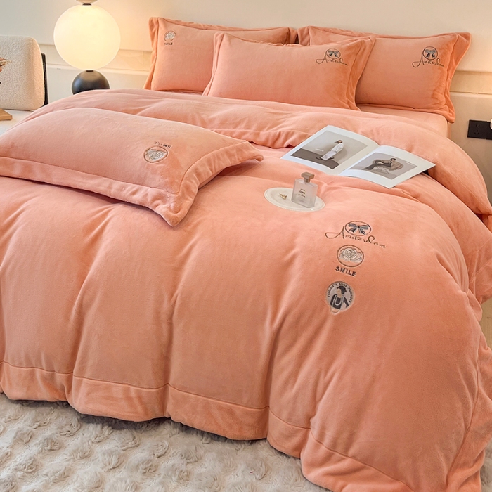 91家纺网 家纺一手货源 找家纺 （总）控价 2025年新款240克全消光A类刺绣牛奶绒四件套-伊菲