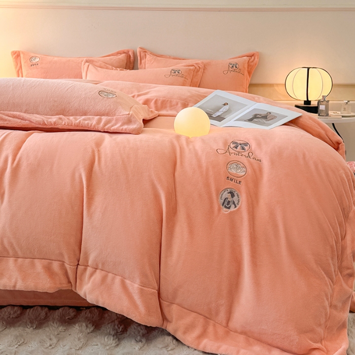 91家纺网 家纺一手货源 找家纺 （总）控价 2025年新款240克全消光A类刺绣牛奶绒四件套-伊菲