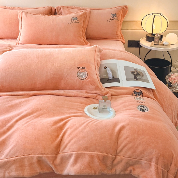 91家纺网 家纺一手货源 找家纺 （总）控价 2025年新款240克全消光A类刺绣牛奶绒四件套-伊菲