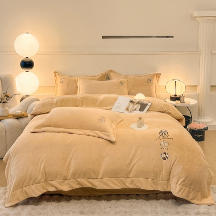 91家纺网 家纺一手货源 找家纺 （总）控价 2025年新款240克全消光A类刺绣牛奶绒四件套-伊菲