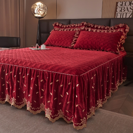 91家纺网 家纺一手货源 找家纺 瑞宝2025新款宝宝绒欧式床裙款三件套-宝格利 宝格利-拉菲红