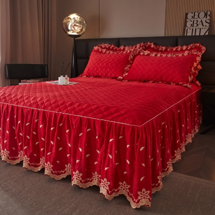 91家纺网 家纺一手货源 找家纺 瑞宝2025新款宝宝绒欧式床裙款三件套-宝格利 宝格利-中国红