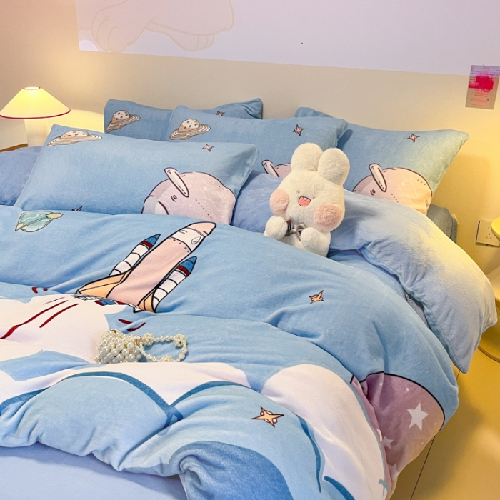 91家纺网 家纺一手货源 找家纺 （总）控价 2025年新款240克全消光A类儿童牛奶绒四件套-飞行游