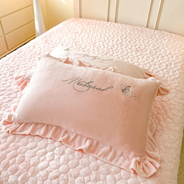 91家纺网 家纺一手货源 找家纺 （总）2025秋冬新款230g立体花朵全消光牛奶绒床盖四件套11斤重加厚婴儿绒法莱绒床裙款床盖款四件套