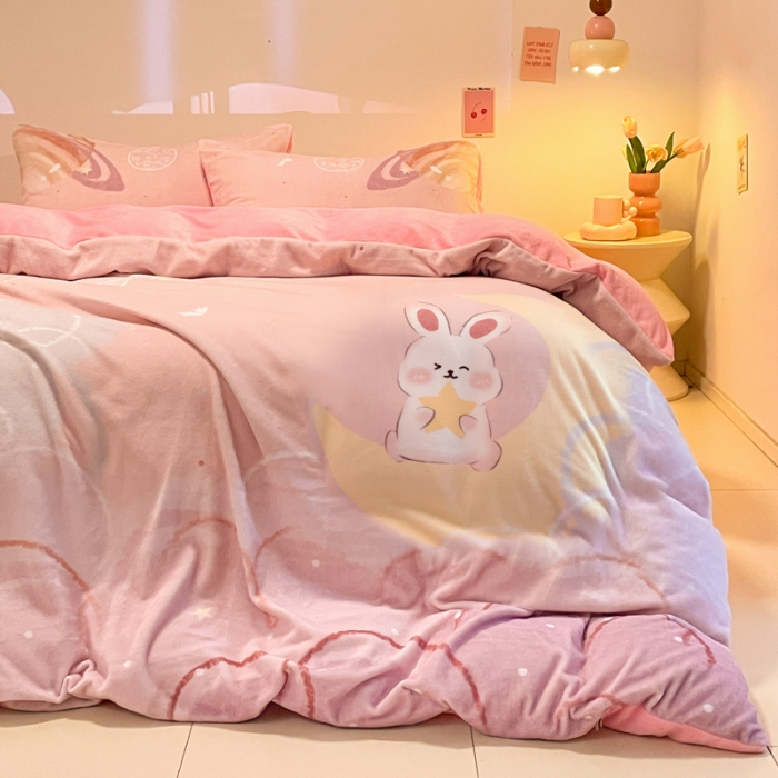 91家纺网 家纺一手货源 找家纺 （总）控价 2025年新款240克全消光A类儿童牛奶绒四件套-萌萌兔