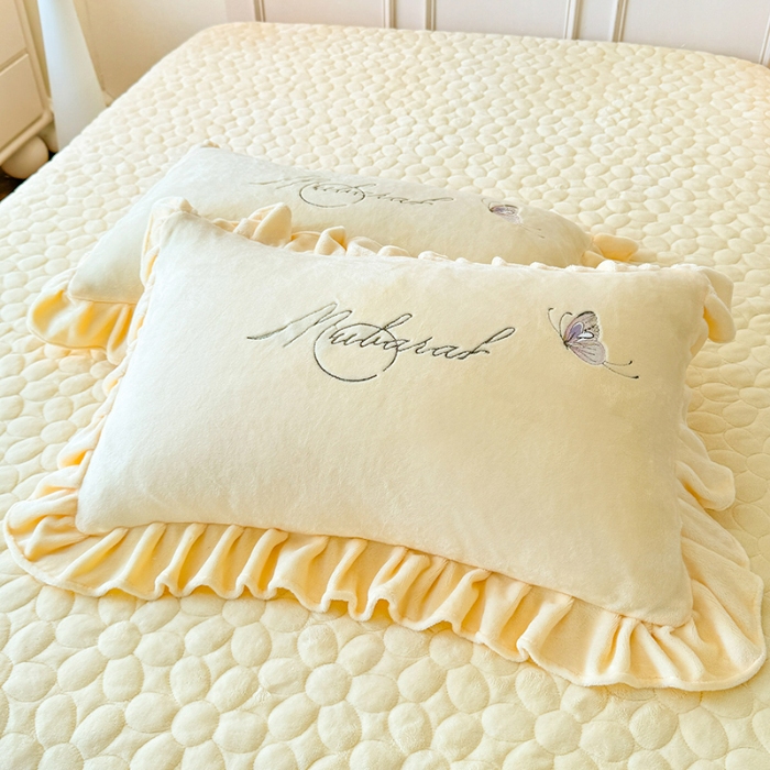 91家纺网 家纺一手货源 找家纺 （总）2025秋冬新款230g立体花朵全消光牛奶绒床盖四件套11斤重加厚婴儿绒法莱绒床裙款床盖款四件套