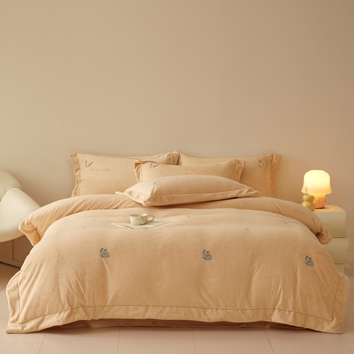 91家纺网 家纺一手货源 找家纺 （总）控价 2025年新款240克全消光A类刺绣牛奶绒四件套-悦动