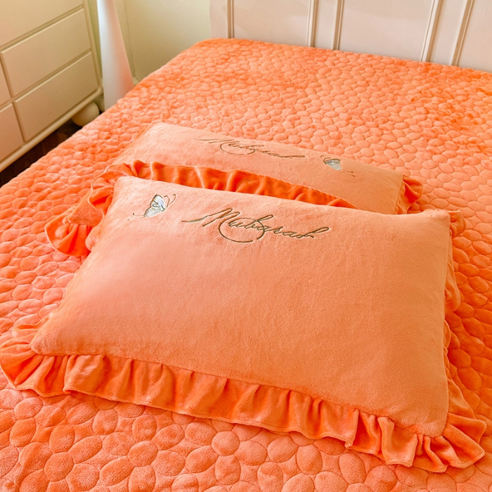 91家纺网 家纺一手货源 找家纺 （总）2025秋冬新款230g立体花朵全消光牛奶绒床盖四件套11斤重加厚婴儿绒法莱绒床裙款床盖款四件套