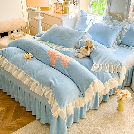 91家纺网 家纺一手货源 找家纺 （总）苏米娜2024秋冬新款230g法式公主粉少女心牛奶绒四件套法莱绒金貂绒兔兔绒牛奶绒床裙款四件套蝴蝶花绒床盖款四件套