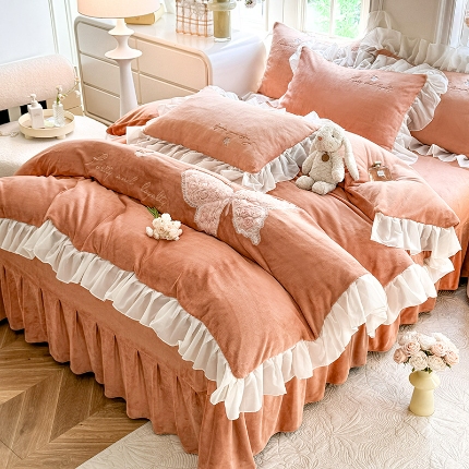 91家纺网 家纺一手货源 找家纺 （总）苏米娜2024秋冬新款230g法式公主粉少女心牛奶绒四件套法莱绒金貂绒兔兔绒牛奶绒床裙款四件套蝴蝶花绒床盖款四件套