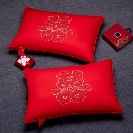 91家纺网 家纺一手货源 找家纺 全棉婚庆枕芯刺绣款羽丝绒喜庆枕头 全棉羽丝枕 婚庆枕头