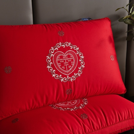 91家纺网 家纺一手货源 找家纺 全棉婚庆枕芯刺绣款羽丝绒喜庆枕头 全棉羽丝枕 婚庆枕头