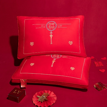 91家纺网 家纺一手货源 找家纺 全棉婚庆枕芯刺绣款羽丝绒喜庆枕头 全棉羽丝枕 婚庆枕头