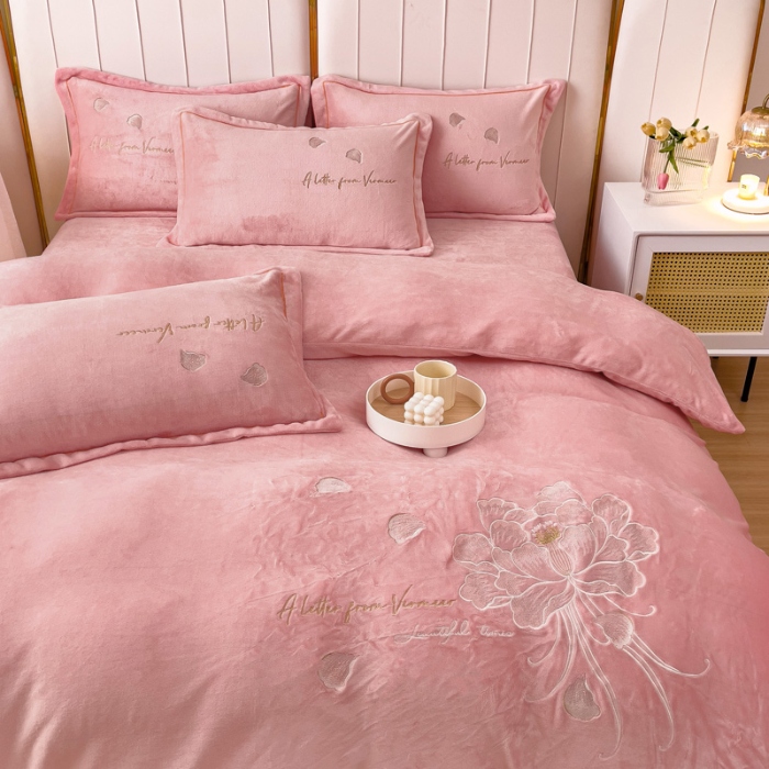 91家纺网 家纺一手货源 找家纺 （总）【苏东来】2024加厚大版花卉牛奶绒刺绣花四件套小清新公主风韩版婴儿绒宝宝绒兔绒法莱绒金貂绒四件套床单床盖款单被套 初恋粉