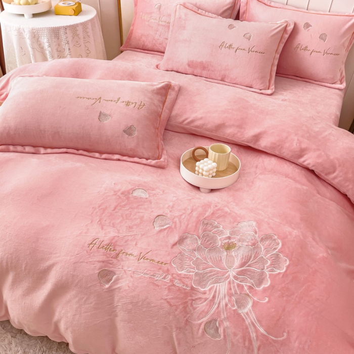 91家纺网 家纺一手货源 找家纺 （总）【苏东来】2024加厚大版花卉牛奶绒刺绣花四件套小清新公主风韩版婴儿绒宝宝绒兔绒法莱绒金貂绒四件套床单床盖款单被套 初恋粉