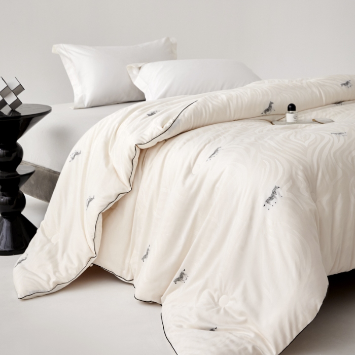 91家纺网 家纺一手货源 找家纺 新款桑蚕丝大豆被子天丝棉提花大豆被秋冬被拉链子母被芯 斑马1