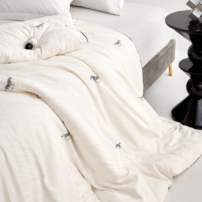 91家纺网 家纺一手货源 找家纺 新款桑蚕丝大豆被子天丝棉提花大豆被秋冬被拉链子母被芯 斑马1