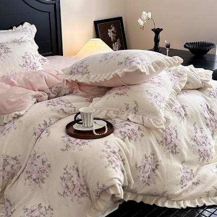 91家纺网 家纺一手货源 找家纺 （总）潘朵拉家纺 2024爆款绒法式双层牛奶绒花边四件套