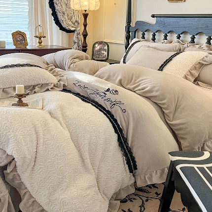 91家纺网 家纺一手货源 找家纺 乐朵家居 2024新款 欧若拉 牛奶绒床单款床盖款四件套（控价单278夹棉318）-卡其
