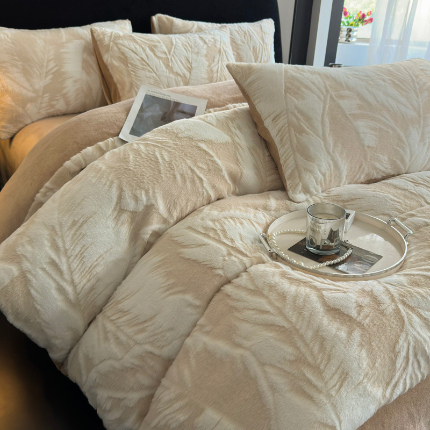 91家纺网 家纺一手货源 找家纺 卢赛尔 2024新款免毛仿皮草3D雕花绒330g四件套9斤 悠柠-卡其