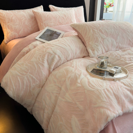 91家纺网 家纺一手货源 找家纺 卢赛尔 2024新款免毛仿皮草3D雕花绒330g四件套9斤 芬妮-粉