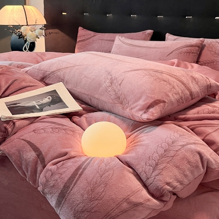 91家纺网 家纺一手货源 找家纺 （总）2025新款 专版花型 牛奶绒四件套 跑量直播款 - 风吹麦香