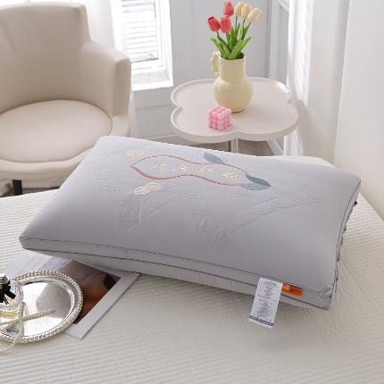 91家纺网 家纺一手货源 找家纺 兴丝露枕芯 大豆纤维枕 羽丝绒枕芯 绣花枕芯 舒适枕 成人枕头 