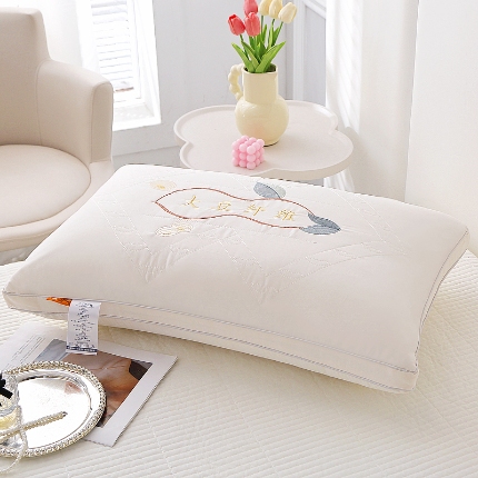 91家纺网 家纺一手货源 找家纺 兴丝露枕芯 大豆纤维枕 羽丝绒枕芯 绣花枕芯 舒适枕 成人枕头