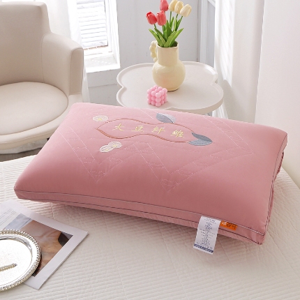 91家纺网 家纺一手货源 找家纺 兴丝露枕芯 大豆纤维枕 羽丝绒枕芯 绣花枕芯 舒适枕 成人枕头