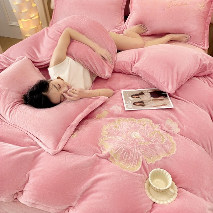 91家纺网 家纺一手货源 找家纺 （总）2025大版花卉牛奶绒四件套小香风高克重加厚兔毛绒240g牛奶绒工艺款刺绣花四件套婴儿宝宝兔兔绒法莱金貂绒刺绣花四件套