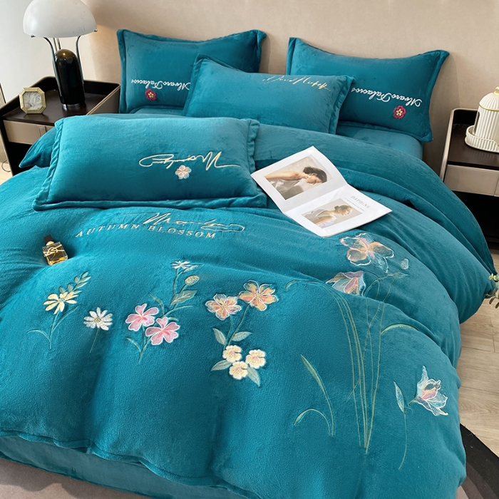 91家纺网 家纺一手货源 找家纺 2026大版花卉牛奶绒四件套小香风高克重加厚兔毛绒240g牛奶绒工艺款刺绣花四件套婴儿宝宝兔兔绒法莱金貂绒刺绣花四件套    莫娜花园-宾利蓝