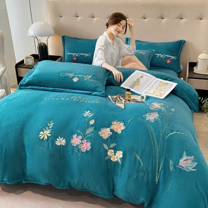 91家纺网 家纺一手货源 找家纺 2026大版花卉牛奶绒四件套小香风高克重加厚兔毛绒240g牛奶绒工艺款刺绣花四件套婴儿宝宝兔兔绒法莱金貂绒刺绣花四件套    莫娜花园-宾利蓝