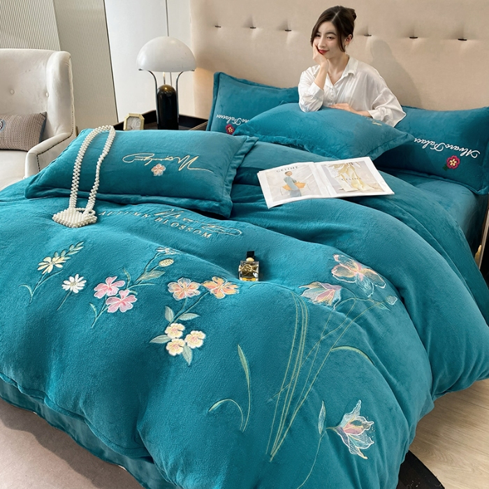 91家纺网 家纺一手货源 找家纺 2026大版花卉牛奶绒四件套小香风高克重加厚兔毛绒240g牛奶绒工艺款刺绣花四件套婴儿宝宝兔兔绒法莱金貂绒刺绣花四件套    莫娜花园-宾利蓝