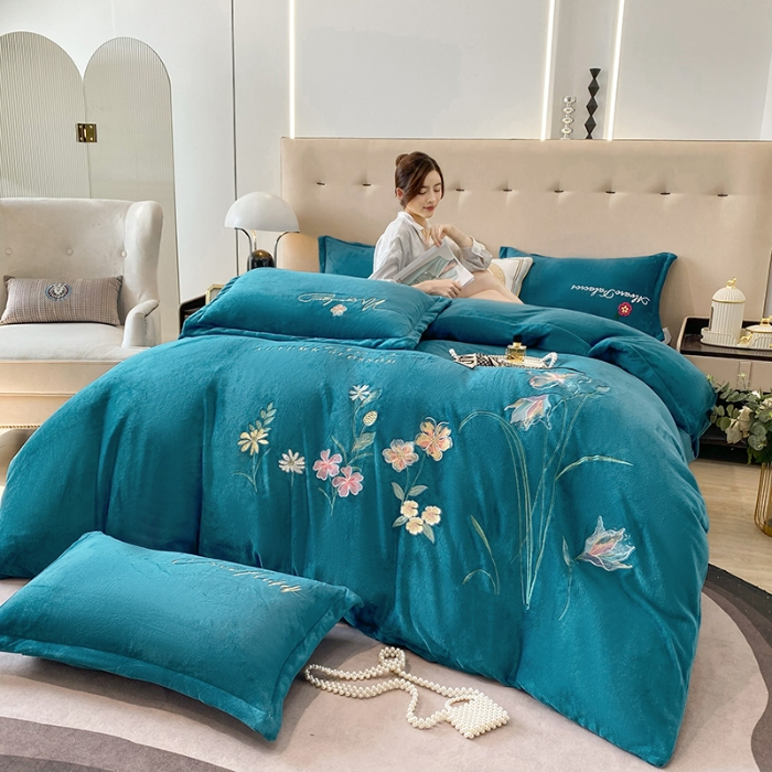 91家纺网 家纺一手货源 找家纺 2026大版花卉牛奶绒四件套小香风高克重加厚兔毛绒240g牛奶绒工艺款刺绣花四件套婴儿宝宝兔兔绒法莱金貂绒刺绣花四件套    莫娜花园-宾利蓝