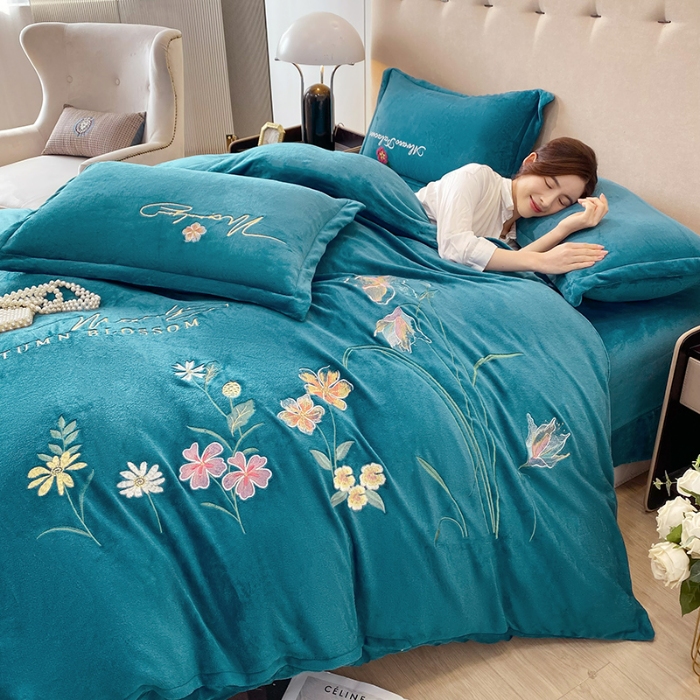 91家纺网 家纺一手货源 找家纺 2026大版花卉牛奶绒四件套小香风高克重加厚兔毛绒240g牛奶绒工艺款刺绣花四件套婴儿宝宝兔兔绒法莱金貂绒刺绣花四件套    莫娜花园-宾利蓝