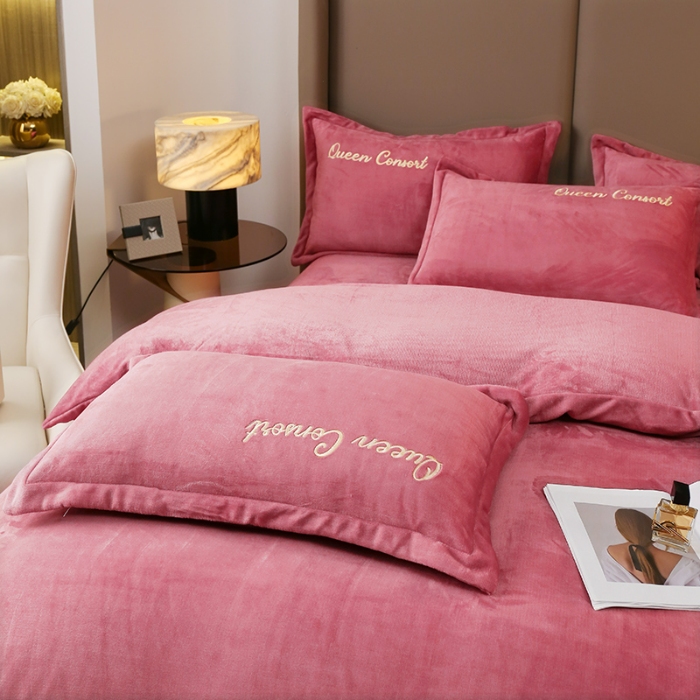 91家纺网 家纺一手货源 找家纺 2026大版花卉牛奶绒四件套小香风高克重加厚兔毛绒240g牛奶绒工艺款刺绣花四件套婴儿宝宝兔兔绒法莱金貂绒刺绣花四件套   莫娜花园-豆沙红