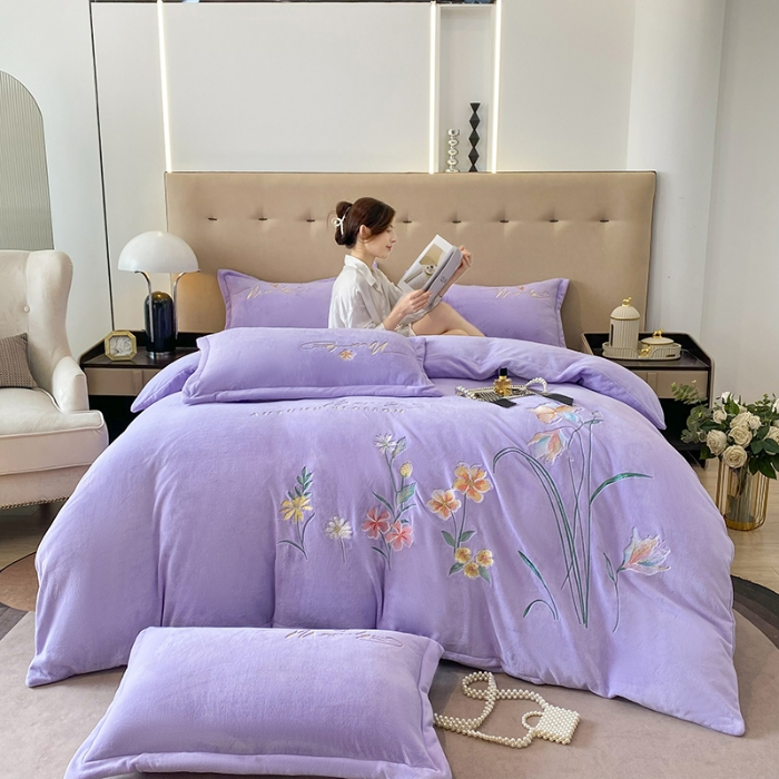 91家纺网 家纺一手货源 找家纺 2025大版花卉牛奶绒四件套小香风高克重加厚兔毛绒240g牛奶绒工艺款刺绣花四件套婴儿宝宝兔兔绒法莱金貂绒刺绣花四件套    莫娜花园-梦幻紫  