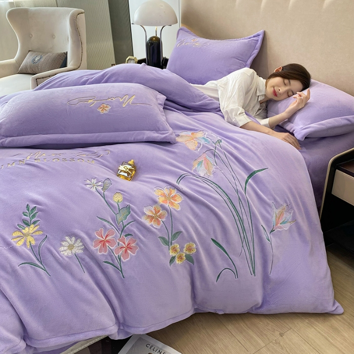 91家纺网 家纺一手货源 找家纺 2025大版花卉牛奶绒四件套小香风高克重加厚兔毛绒240g牛奶绒工艺款刺绣花四件套婴儿宝宝兔兔绒法莱金貂绒刺绣花四件套    莫娜花园-梦幻紫  