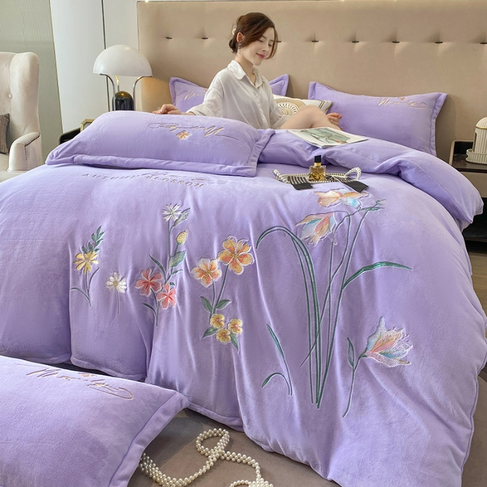 91家纺网 家纺一手货源 找家纺 2025大版花卉牛奶绒四件套小香风高克重加厚兔毛绒240g牛奶绒工艺款刺绣花四件套婴儿宝宝兔兔绒法莱金貂绒刺绣花四件套    莫娜花园-梦幻紫  