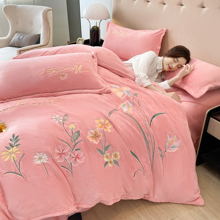 91家纺网 家纺一手货源 找家纺 2025大版花卉牛奶绒四件套小香风高克重加厚兔毛绒240g牛奶绒工艺款刺绣花四件套婴儿宝宝兔兔绒法莱金貂绒刺绣花四件套 莫娜花园-奶油粉