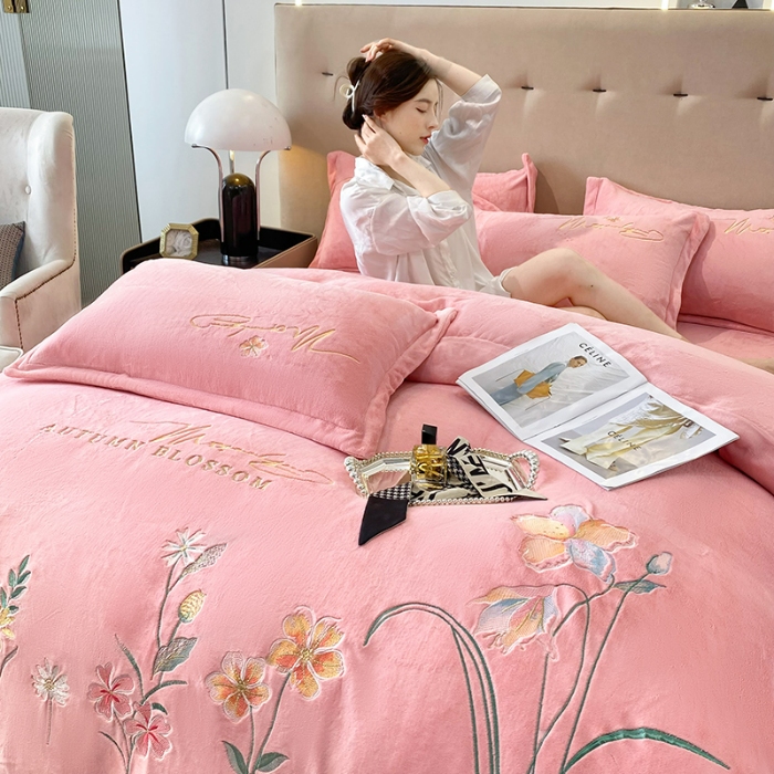 91家纺网 家纺一手货源 找家纺 2025大版花卉牛奶绒四件套小香风高克重加厚兔毛绒240g牛奶绒工艺款刺绣花四件套婴儿宝宝兔兔绒法莱金貂绒刺绣花四件套 莫娜花园-奶油粉