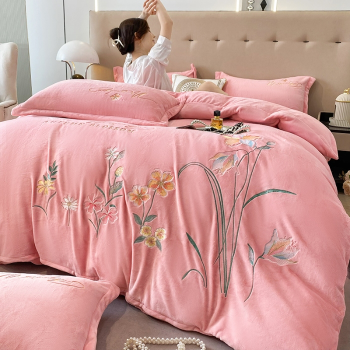 91家纺网 家纺一手货源 找家纺 2025大版花卉牛奶绒四件套小香风高克重加厚兔毛绒240g牛奶绒工艺款刺绣花四件套婴儿宝宝兔兔绒法莱金貂绒刺绣花四件套 莫娜花园-奶油粉