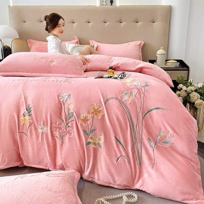 91家纺网 家纺一手货源 找家纺 2025大版花卉牛奶绒四件套小香风高克重加厚兔毛绒240g牛奶绒工艺款刺绣花四件套婴儿宝宝兔兔绒法莱金貂绒刺绣花四件套 莫娜花园-奶油粉