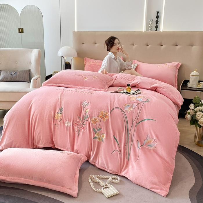 91家纺网 家纺一手货源 找家纺 2025大版花卉牛奶绒四件套小香风高克重加厚兔毛绒240g牛奶绒工艺款刺绣花四件套婴儿宝宝兔兔绒法莱金貂绒刺绣花四件套 莫娜花园-奶油粉